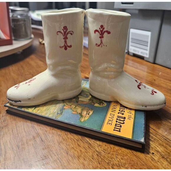 Shawnee Pottery Boot Planter Vase USA Cream Small Red Fleur Di Lis Crazing VINTA - Picture 3 of 11